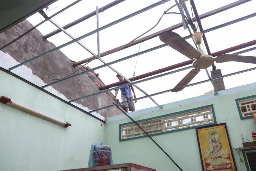 Người dân đang tích cực thu dọn, sửa chữa lại căn nhà bị hư của mình. Ảnh: HUỲNH DU Người dân đang tích cực thu dọn, sửa chữa lại căn nhà bị hư của mình. Ảnh: HUỲNH DU