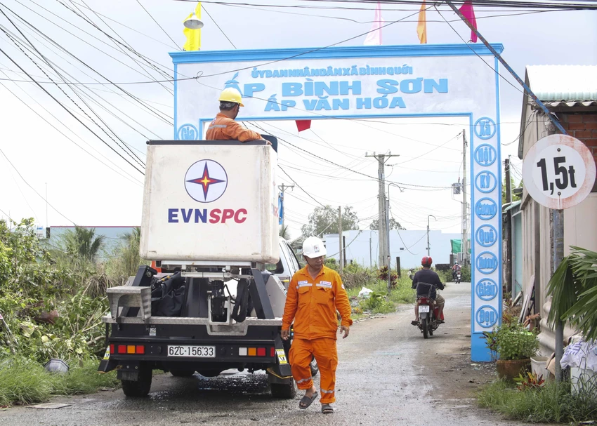 Điện lực huyện Châu Thành đang tích cực sửa chữa những đường dây điện bị hư do cơn lốc xoáy gây ra. Ảnh: HUỲNH DU Điện lực huyện Châu Thành đang tích cực sửa chữa những đường dây điện bị hư do cơn lốc xoáy gây ra. Ảnh: HUỲNH DU