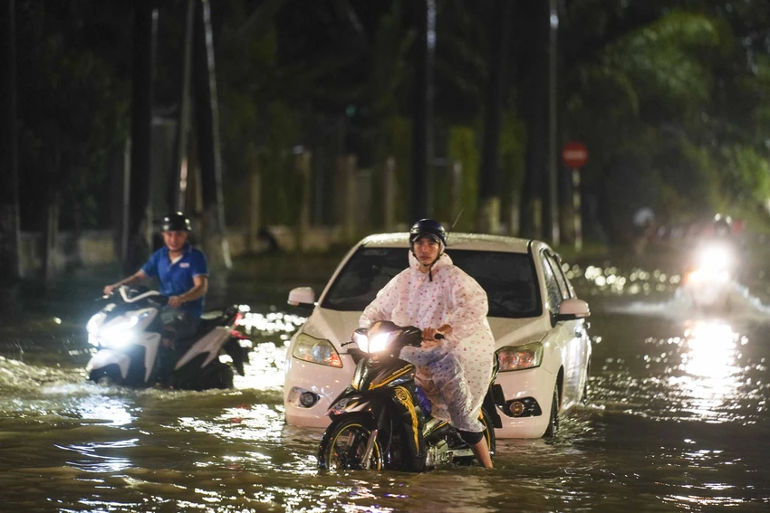 Nhiều phương tiện bị ngập sâu trong nước, chết máy phải dẫn bộ. Ảnh: HD Nhiều phương tiện bị ngập sâu trong nước, chết máy phải dẫn bộ. Ảnh: HD