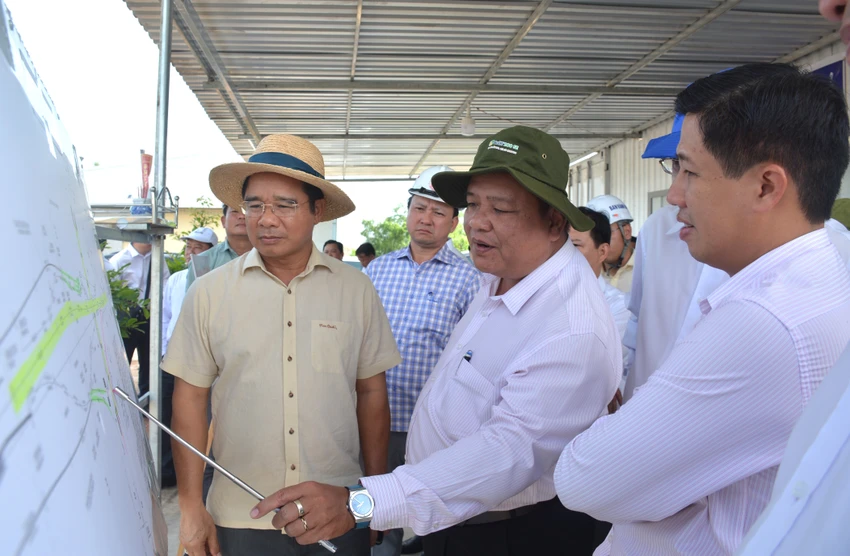 Lãnh đạo Sở GTVT báo cáo tiến độ thi công các dự án. Ảnh: HD