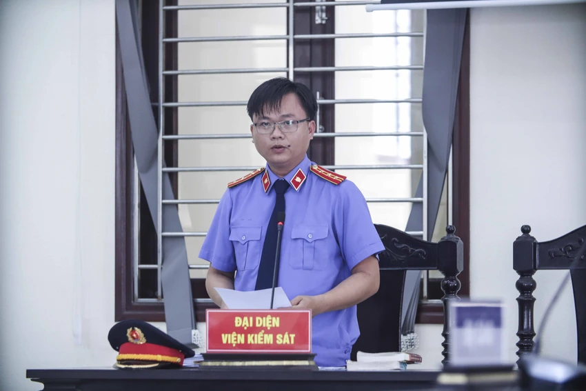 Đại diện VKS đề nghị mức án từ 7- 9 năm tù đối với hành vi phạm tội của bị cáo Linh. Ảnh:HD Đại diện VKS đề nghị mức án từ 7- 9 năm tù đối với hành vi phạm tội của bị cáo Linh. Ảnh:HD