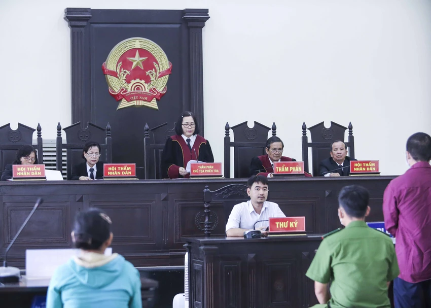 Phiên tòa xét xử bị cáo Đinh Vũ Linh về tội giết người. Ảnh: HUỲNH DU Phiên tòa xét xử bị cáo Đinh Vũ Linh về tội giết người. Ảnh: HUỲNH DU