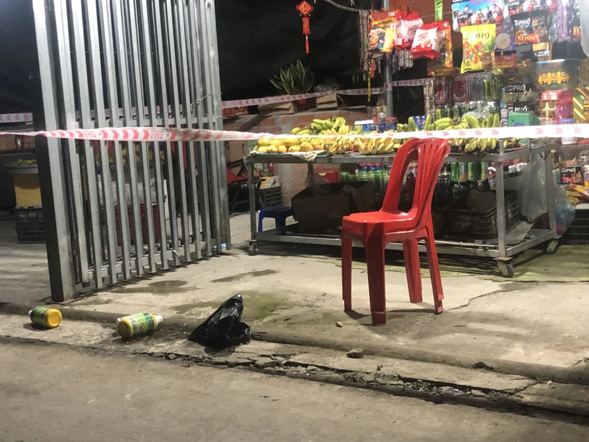 3 chai thuốc Tuấn mang theo còn để lại hiện trường.Ảnh: HD