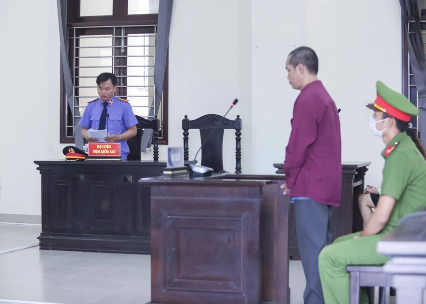 Đại diện VKS nêu quan điểm của mình tại phiên xét xử bị cáo Tuấn. Ảnh: HD
