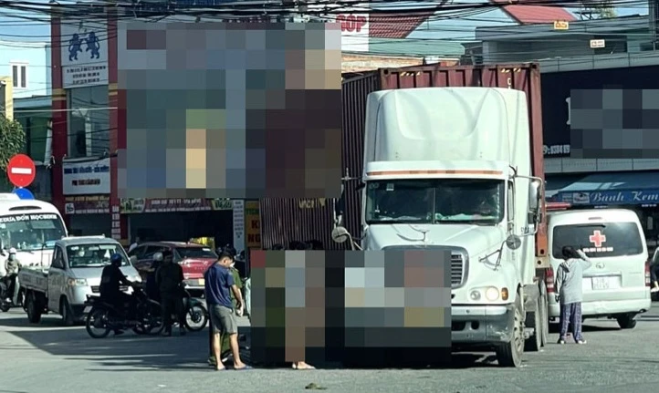vVa chạm với xe container, một phụ nữ đi xe đạp tử vong