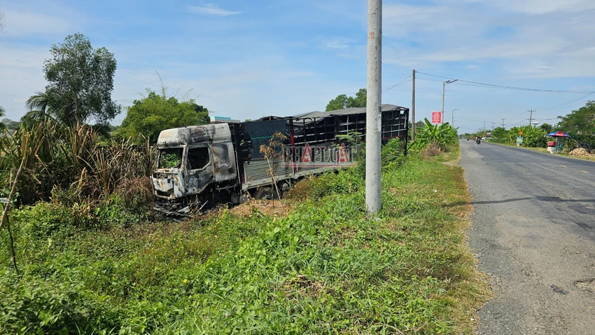 xe tải bốc cháy (7).jpg
