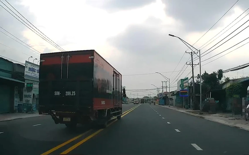 xe lấn làn, vượt ẩu.jpeg