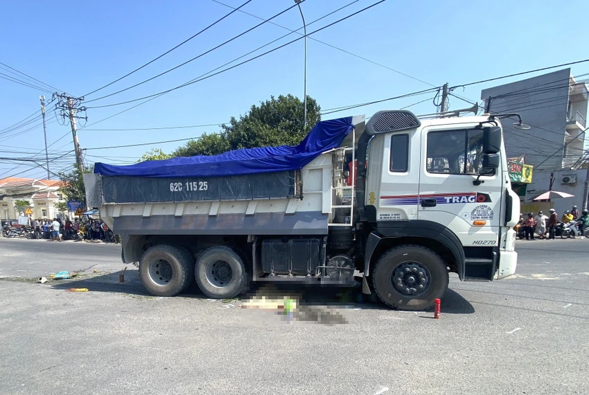 người đàn ông đi xe máy 3.jpg