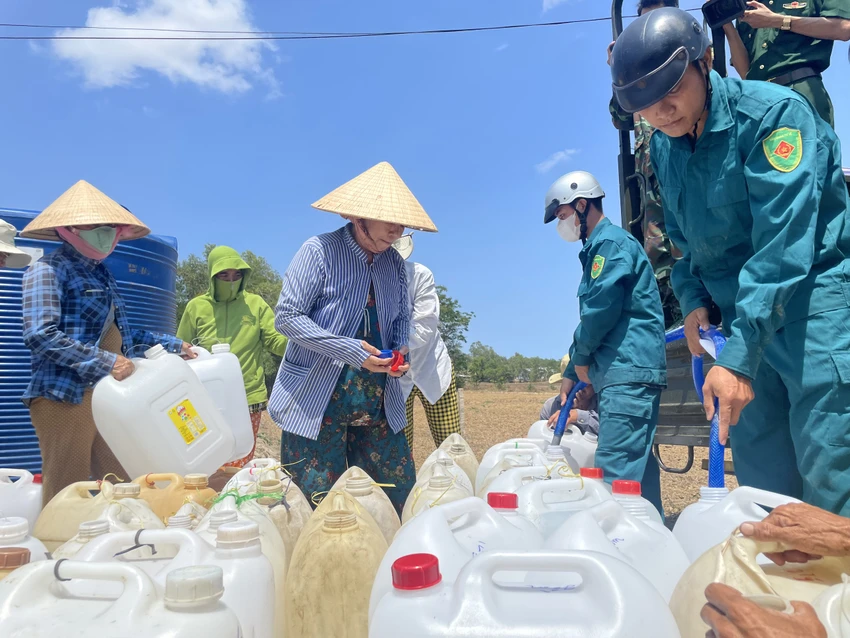 Bí thư Tỉnh ủy Long An thăm, hỏi, động viên và hỗ trợ nước sạch cho người dân vùng hạn mặn