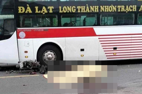 xe máy lấn làn tông vào xe khách (2).jpg