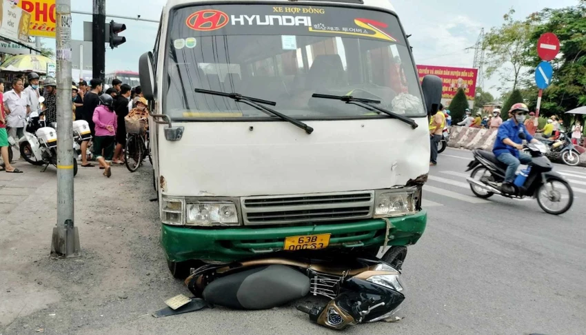 Ô tô khách tông hàng loạt xe máy.jpg
