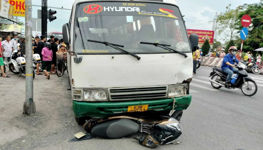 Ô tô khách tông loạt xe máy dừng đèn đỏ 5.jpg