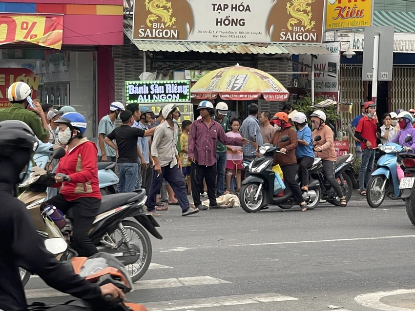 Ô tô khách tông hàng loạt xe máy.jpg