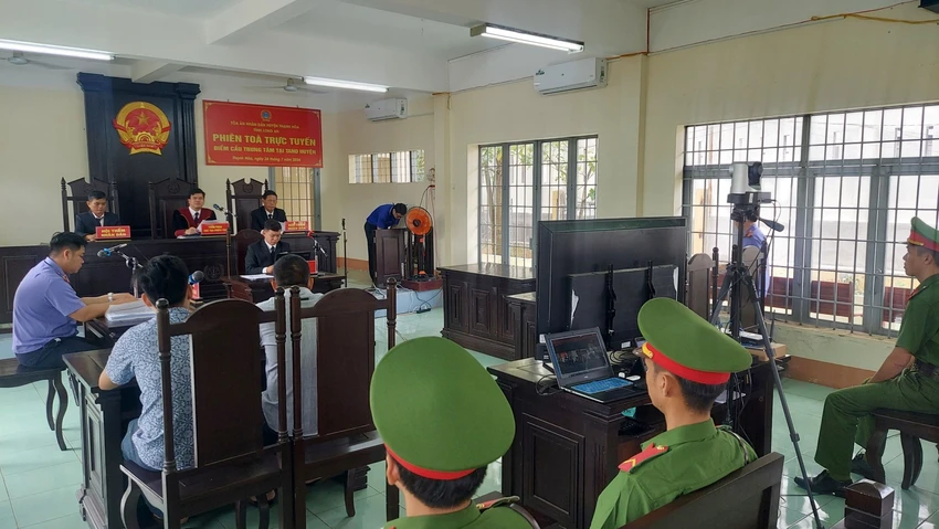xúc phạm và tấn công lực lượng công an.jpg