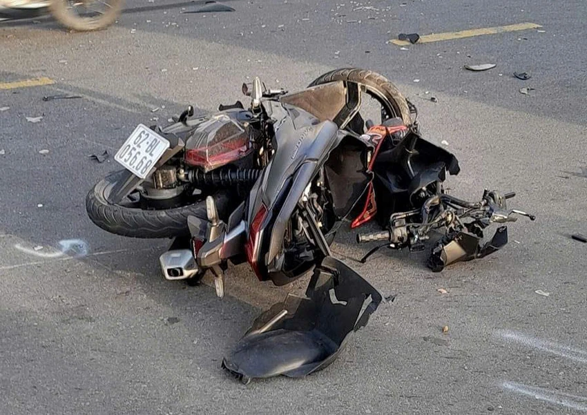 hai thanh niên chạy ngược chiều.jpg
