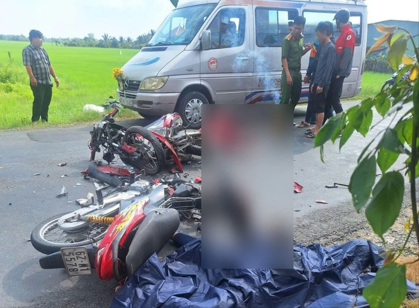 2 xe máy tông trực diện.jpg