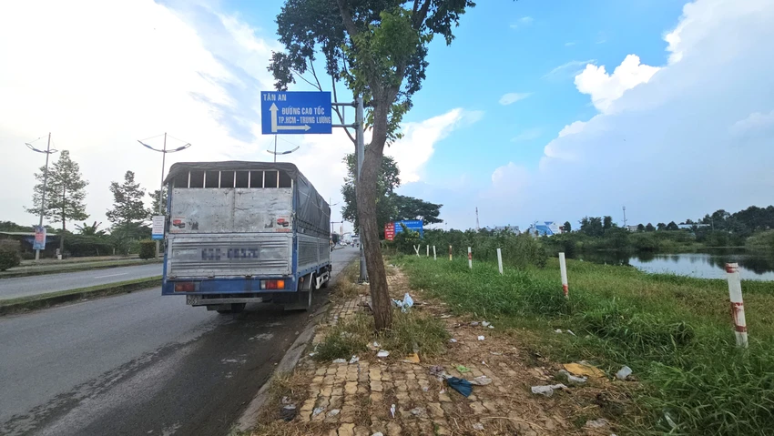 Nhếch nhác khu vực dưới nút giao Quốc lộ 62 lên cao tốc TP.HCM - Trung Lương