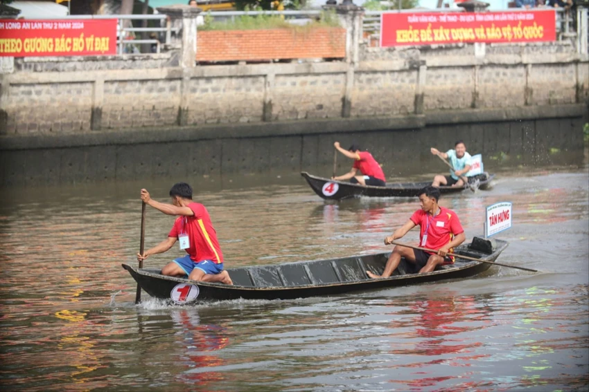 đua xuồng ba lá.JPG