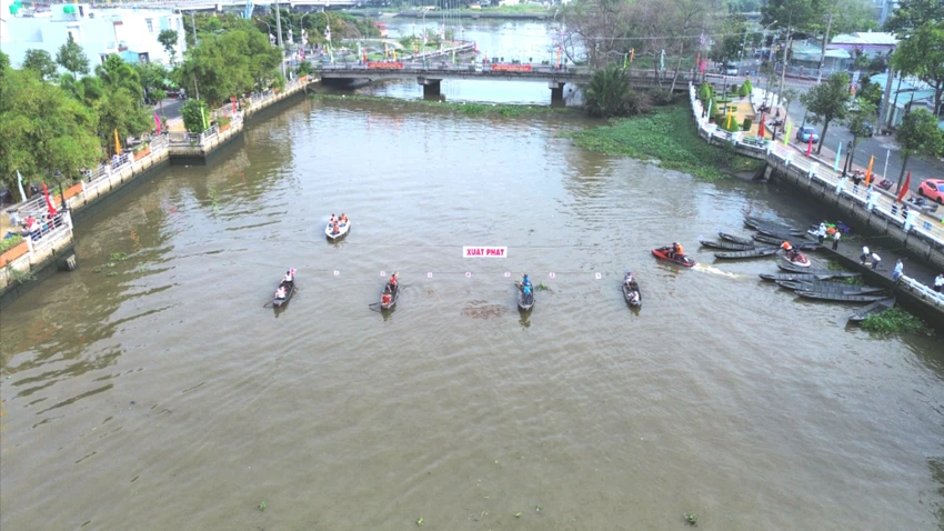 đua xuồng ba lá.jpg
