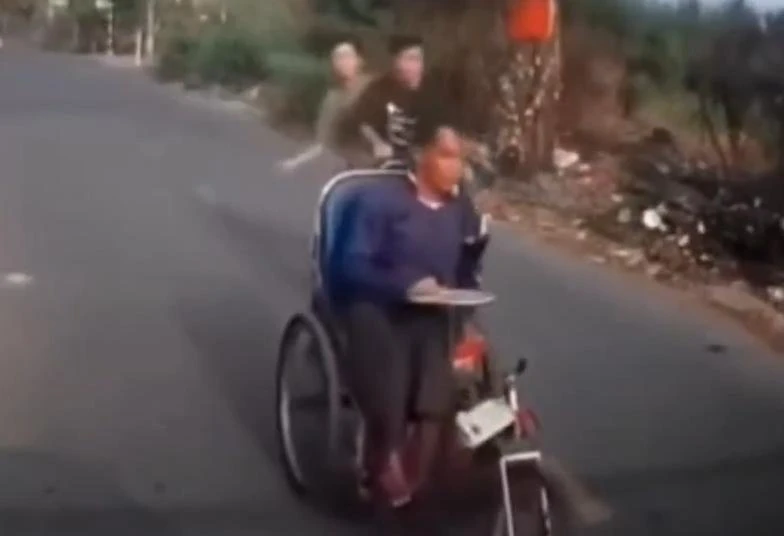 đi xe lăn 7.jpeg