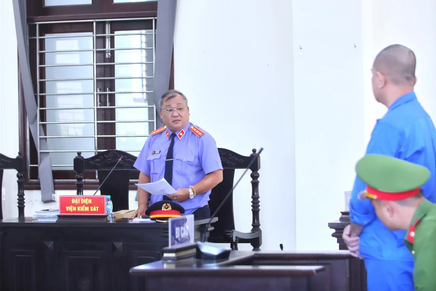 dùng súng bắn chết 2.JPG