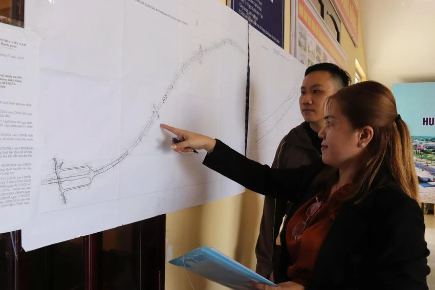 Người dân xã Tân Trụ, tỉnh Tây Ninh xem thông tin về dự án đường dẫn kết nối ba cây cầu trên đường tỉnh 827E. Ảnh: HD