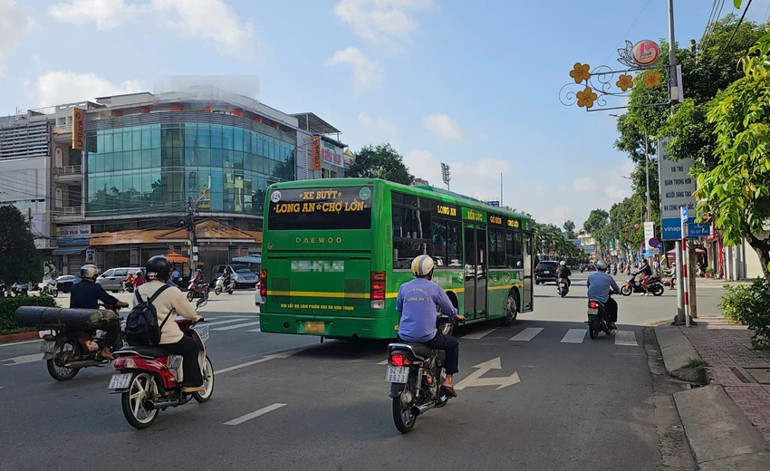 xe buýt rượt đuổi 1.jpg