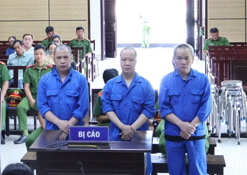 3 cán bộ