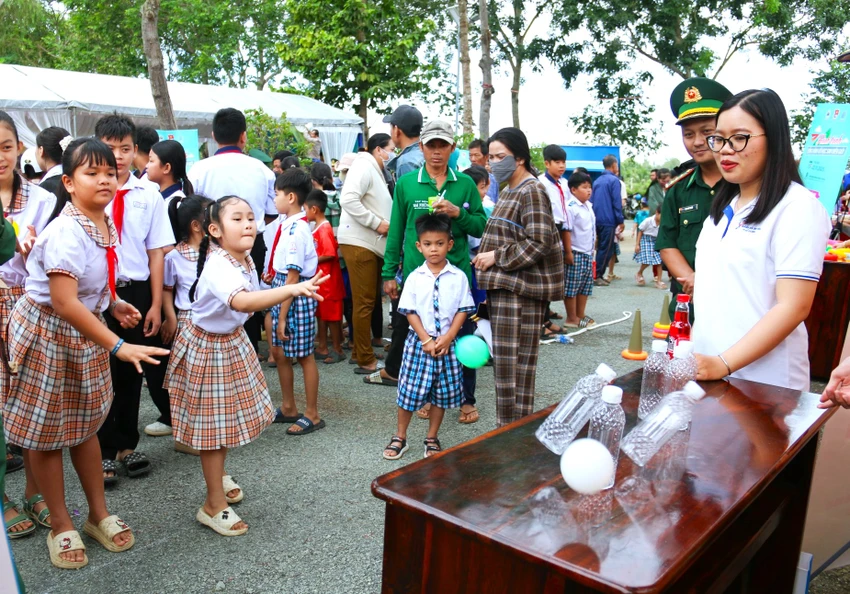 đồng hành với học sinh biên giới 10.jpg