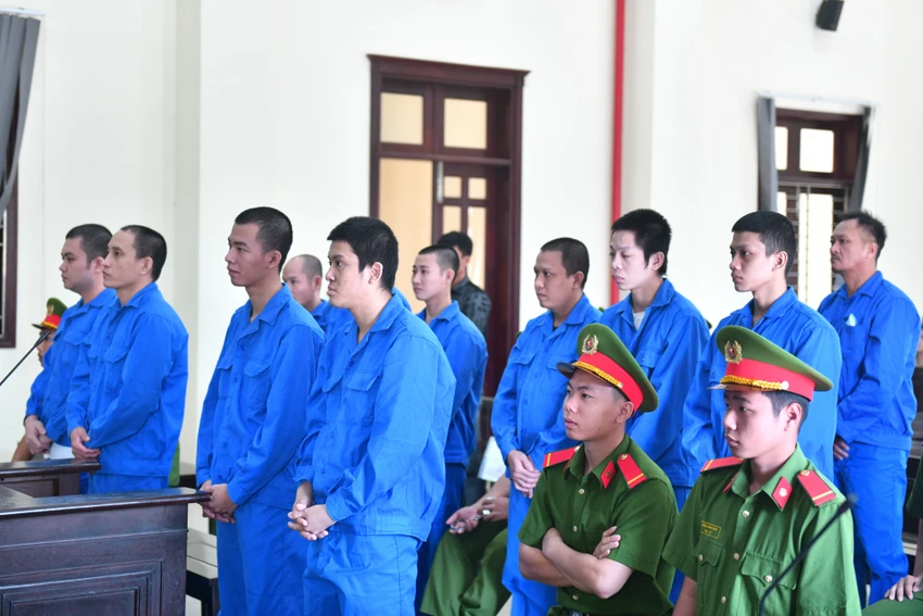 Các bị cáo tại phiên tòa xét xử. Ảnh: HD 1000090240.jpg