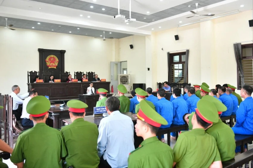 Phiên tòa xét xử 12 bị cáo xảy ra hỗn chiến tại quán karaoke. Ảnh: HD Quán karaoke.jpg