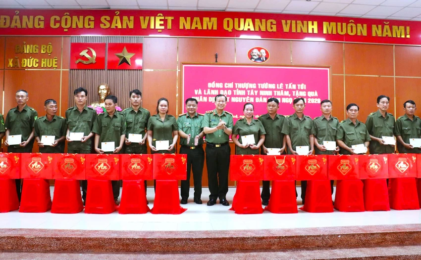 Thượng tướng Lê Tấn Tới 2.jpg