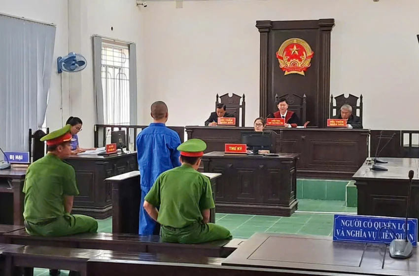 Bị cáo Nguyễn Tiến Đạt tại phiên tòa xét xử. Ảnh: CTV giật điện thoại 1.jpg