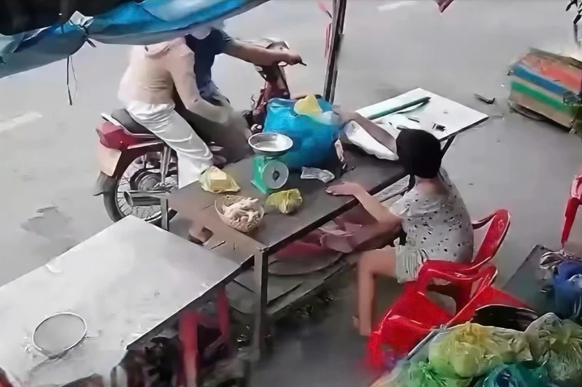 Giả vờ mua hàng, đôi nam nữ giật điện thoại của phụ nữ khuyết tật. giật điện thoại.jpg