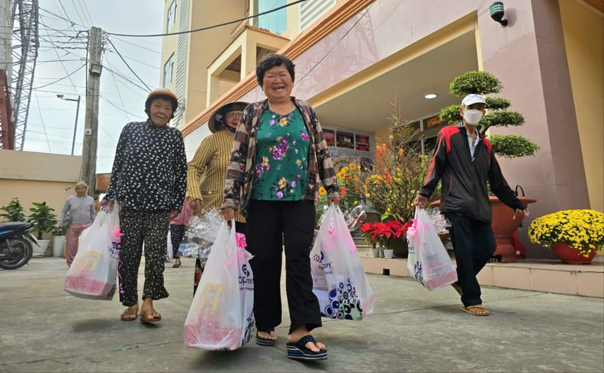 350 suất quà.jpg
