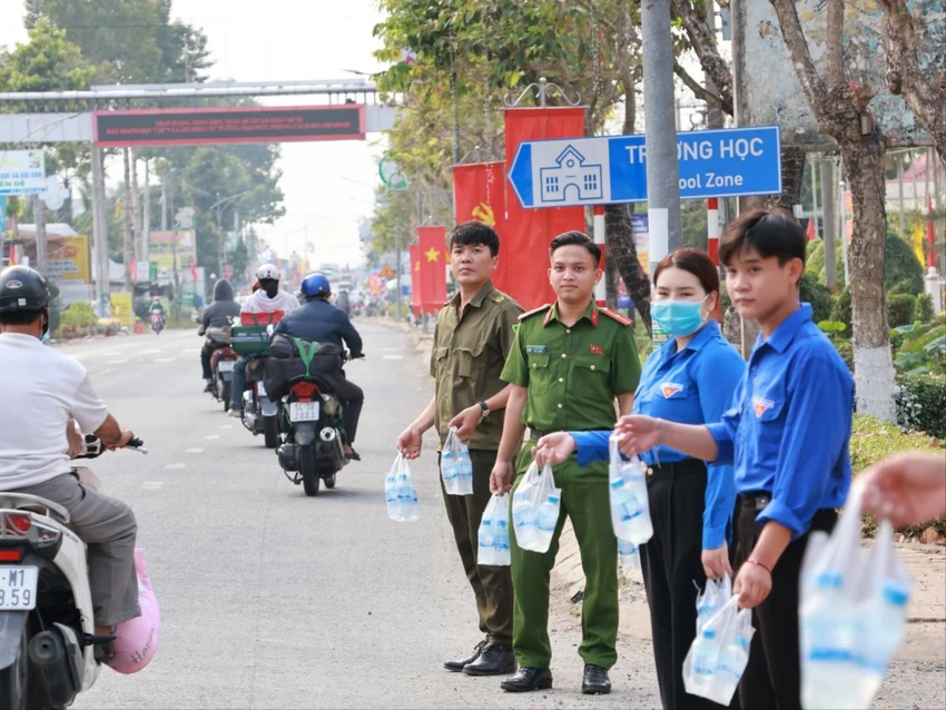 Trạm dừng chân nghĩa tình.jpg