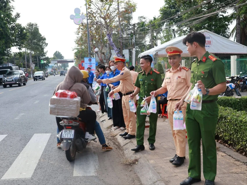 Trạm dừng chân nghĩa tình.jpg