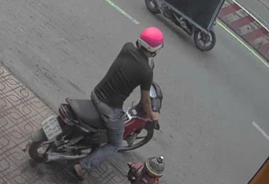 cướp giật dây chuyền 1.jpg