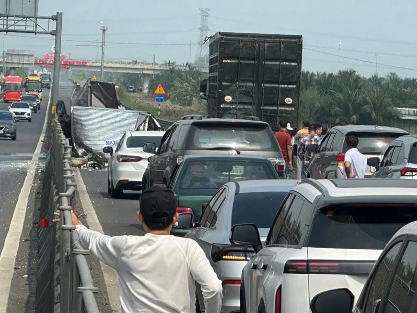 tông đuôi xe container 2.jpg