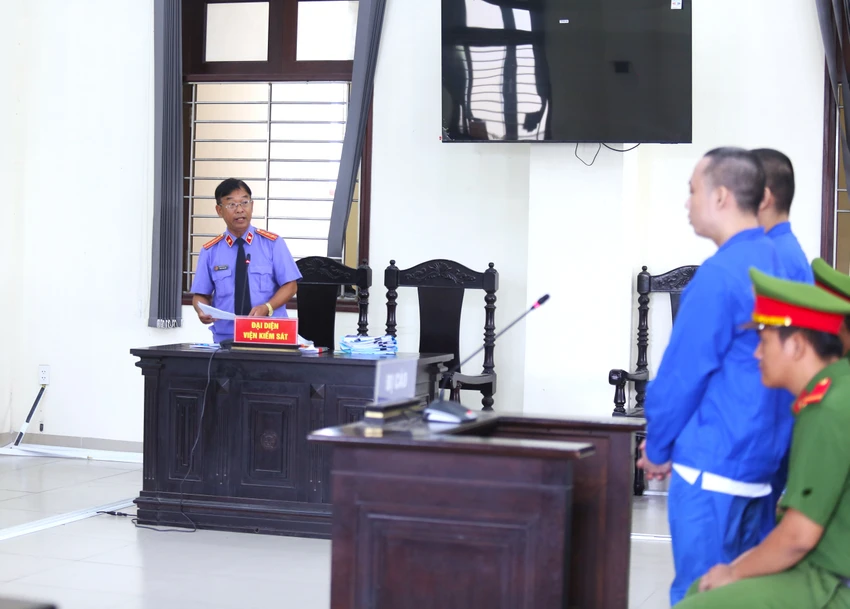 Đại diện VKS tỉnh Tây Ninh nêu quan điểm tại phiên tòa. Ảnh: HUỲNH DU 2 Triệu USD 2.JPG