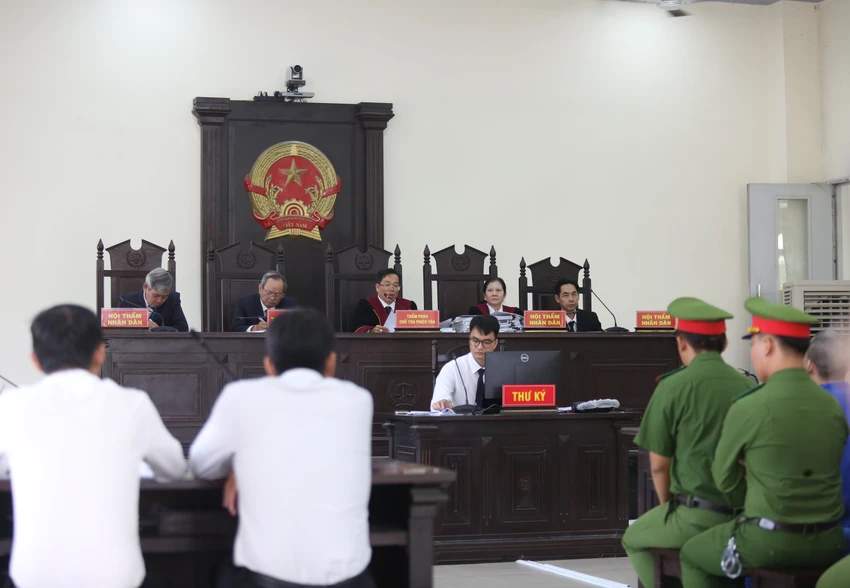 Phiên tòa xét xử các bị cáo trong vụ án cướp hơn 2 triệu USD. Ảnh: HUỲNH DU 2 Triệu USD 3.JPG