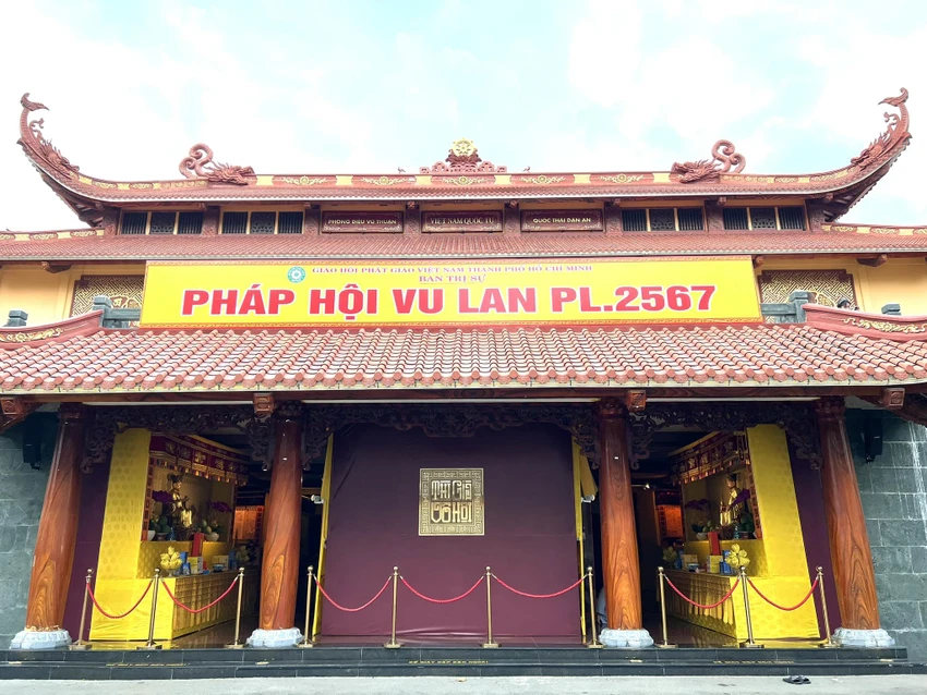 Chùa Việt Nam Quốc Tự (quận 10, TP.HCM) là một trong những nơi thu hút đông đảo Phật tử thăm viếng vào dịp lễ Vu Lan. Ảnh: QUỐC HƯƠNG. Chùa Việt Nam Quốc Tự (quận 10, TP.HCM) là một trong những nơi thu hút đông đảo Phật tử thăm viếng vào dịp lễ Vu Lan. Ảnh: QUỐC HƯƠNG.