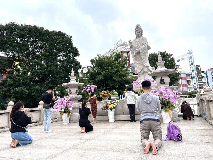 Theo quan niệm nhà Phật, Đức Quan Thế Âm Bồ Tát đại diện cho lòng từ bi, luôn lắng nghe những lời cầu cứu, cứu độ chúng sinh nên vị Bồ Tát này luôn được Phật tử gửi gắm tình cảm, lời nguyện cầu bình an, hạnh phúc cho gia đình nhân dịp lễ Vu Lan. Ảnh: QUỐC HƯƠNG. Theo quan niệm nhà Phật, Đức Quan Thế Âm Bồ Tát đại diện cho lòng từ bi, luôn lắng nghe những lời cầu cứu, cứu độ chúng sinh nên vị Bồ Tát này luôn được Phật tử gửi gắm tình cảm, lời nguyện cầu bình an, hạnh phúc cho gia đình nhân dịp lễ Vu Lan. Ảnh: QUỐC HƯƠNG.