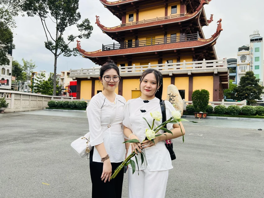 Bạn Phan Thị Tuyết Cầm và Hồ Thị Thuý Trinh (23 tuổi, ngụ quận Bình Tân, TP.HCM) tranh thủ ngày nghỉ phép ghé vãn cảnh Việt Nam Quốc Tự. Chị Hồ Thị Thúy Trinh chia sẻ: "Ngày Vu Lan là lời nhắc nhở đến công ơn sinh dưỡng của cha mẹ và tôi mong muốn cha mẹ bình an, sống đời với con cái". Ảnh: QUỐC HƯƠNG. Bạn Phan Thị Tuyết Cầm và Hồ Thị Thuý Trinh (23 tuổi, ngụ quận Bình Tân, TP.HCM) tranh thủ ngày nghỉ phép ghé vãn cảnh Việt Nam Quốc Tự. Chị Hồ Thị Thúy Trinh chia sẻ: "Ngày Vu Lan là lời nhắc nhở đến công ơn sinh dưỡng của cha mẹ và tôi mong muốn cha mẹ bình an, sống đời với con cái". Ảnh: QUỐC HƯƠNG.