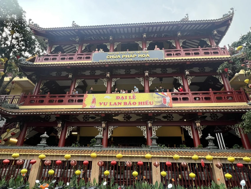 Chùa Pháp Hoa (quận3, TP.HCM) được trang trí nhiều hoa, đèn lồng cách điệu cánh sen chào đón ngày lễ báo hiếu. Ảnh: QUỐC HƯƠNG. Chùa Pháp Hoa (quận3, TP.HCM) được trang trí nhiều hoa, đèn lồng cách điệu cánh sen chào đón ngày lễ báo hiếu. Ảnh: QUỐC HƯƠNG.