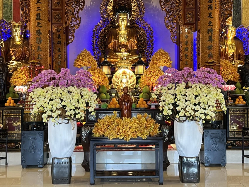 Gian thờ Phật bên trong chánh điện được trang trí nhiều hoa, vật tế lễ... làm cho không gian thêm tôn kính, ấm cúng đến với khách thăm viếng chùa. Ảnh: QUỐC HƯƠNG. Gian thờ Phật bên trong chánh điện được trang trí nhiều hoa, vật tế lễ... làm cho không gian thêm tôn kính, ấm cúng đến với khách thăm viếng chùa. Ảnh: QUỐC HƯƠNG.