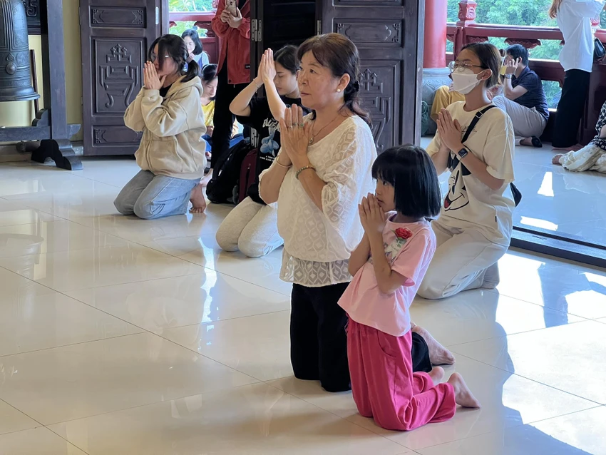 Bà Nguyễn Lê Kim Hà Thủy (58 tuổi, ngụ quận Bình Thạnh, TP.HCM) cho biết lễ Vu Lan là dịp báo hiếu cho tổ tiên, ông bà, cha mẹ. Ảnh: QUỐC HƯƠNG. Bà Nguyễn Lê Kim Hà Thủy (58 tuổi, ngụ quận Bình Thạnh, TP.HCM) cho biết lễ Vu Lan là dịp báo hiếu cho tổ tiên, ông bà, cha mẹ. Ảnh: QUỐC HƯƠNG.