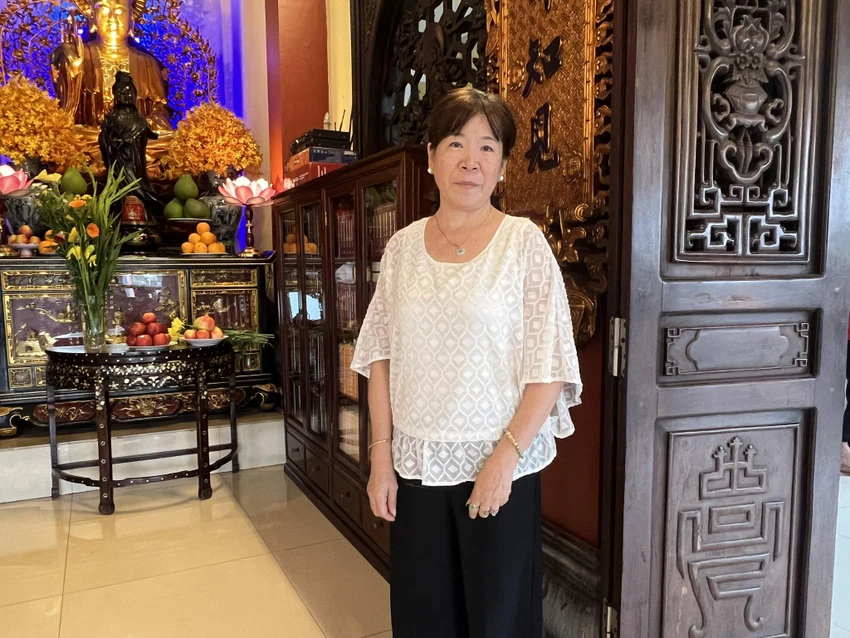 Nhắc về mẹ, bà Thủy bồi hồi xúc động vì cụ đã mất cách đây vài năm. Hôm nay đi lễ chùa cũng để bà gửi những lời báo hiếu nhẹ nhàng đến với đấng sinh thành và hy vọng mẹ sẽ an nhiên nơi cực lạc. "Lễ Vu Lan là dịp để tôi thể hiện lòng biết ơn với công sinh thành và nuôi dưỡng của cha mẹ... Mẹ tôi đã mất cách đây vài năm, còn ba thì đã lớn tuổi, tôi chỉ hi vọng ba được mạnh khỏe, sống đời với con cháu. Như vậy tôi cũng mãn nguyện lắm rồi" - Bà Thủy nói. Ảnh: QUỐC HƯƠNG. Nhắc về mẹ, bà Thủy bồi hồi xúc động vì cụ đã mất cách đây vài năm. Hôm nay đi lễ chùa cũng để bà gửi những lời báo hiếu nhẹ nhàng đến với đấng sinh thành và hy vọng mẹ sẽ an nhiên nơi cực lạc. "Lễ Vu Lan là dịp để tôi thể hiện lòng biết ơn với công sinh thành và nuôi dưỡng của cha mẹ... Mẹ tôi đã mất cách đây vài năm, còn ba thì đã lớn tuổi, tôi chỉ hi vọng ba được mạnh khỏe, sống đời với con cháu. Như vậy tôi cũng mãn nguyện lắm rồi" - Bà Thủy nói. Ảnh: QUỐC HƯƠNG.
