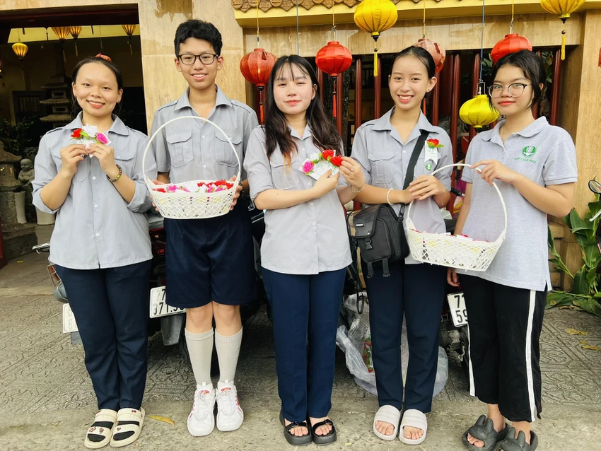 Trong ngày Vu Lan tại chùa Pháp Hoa còn có nghi thức bông hồng cài áo. Đây là nghi thức dùng để tưởng nhớ những người mẹ đã khuất và vinh danh những người mẹ còn tại thế với con cháu. Các Phật tử với các giỏ hoa hồng (màu đỏ, màu trắng) sẽ đến cài hoa lên áo từng người dự lễ. Người nào còn mẹ sẽ nhận hoa hồng đỏ; mẹ đã yên giấc ngủ vĩnh hằng sẽ được cài hoa hồng trắng. Ảnh: QUỐC HƯƠNG. Bạn Hứa Ngọc Bích (20 tuổi), làm việc trong nhóm cài hoa hồng cho biết: "Chúng em cảm thấy vui vì được là người thực hiện công việc ý nghĩa này. Em hy vọng những cành hoa khi được cài lên ngực của mỗi chúng ta, sẽ gợi nhớ về bậc sinh thành và tình cảm thiêng liêng và sự hiếu thảo của con cái gửi đến cha mẹ". Ảnh: QUỐC HƯƠNG. Trong ngày Vu Lan tại chùa Pháp Hoa còn có nghi thức bông hồng cài áo. Đây là nghi thức dùng để tưởng nhớ những người mẹ đã khuất và vinh danh những người mẹ còn tại thế với con cháu. Các Phật tử với các giỏ hoa hồng (màu đỏ, màu trắng) sẽ đến cài hoa lên áo từng người dự lễ. Người nào còn mẹ sẽ nhận hoa hồng đỏ; mẹ đã yên giấc ngủ vĩnh hằng sẽ được cài hoa hồng trắng. Ảnh: QUỐC HƯƠNG. Bạn Hứa Ngọc Bích (20 tuổi), làm việc trong nhóm cài hoa hồng cho biết: "Chúng em cảm thấy vui vì được là người thực hiện công việc ý nghĩa này. Em hy vọng những cành hoa khi được cài lên ngực của mỗi chúng ta, sẽ gợi nhớ về bậc sinh thành và tình cảm thiêng liêng và sự hiếu thảo của con cái gửi đến cha mẹ". Ảnh: QUỐC HƯƠNG.
