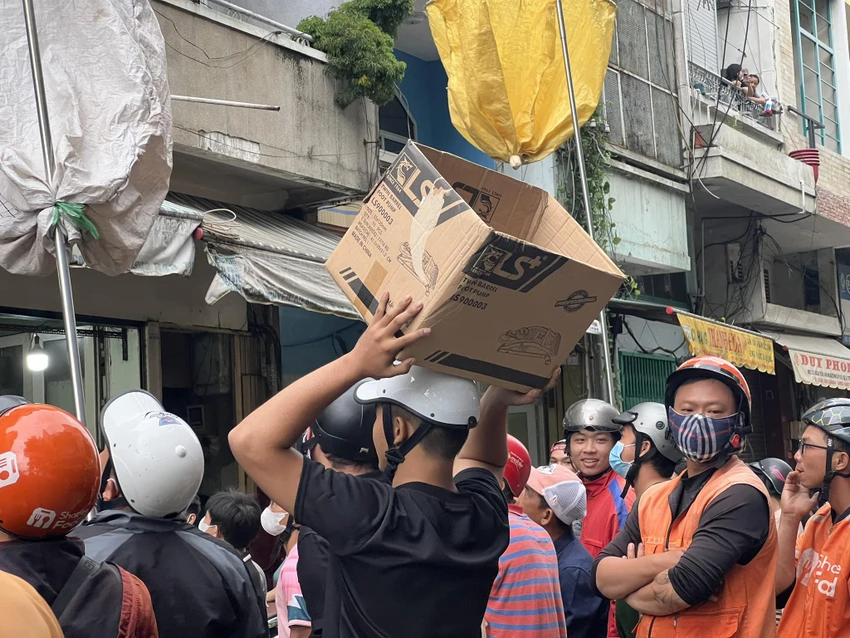Trước khi đốt giấy tiền vàng mã, gia chủ sẽ bê mâm lễ gồm có tiền lẻ, bánh, kẹo... ra ngoài đường để thí thực. Trước kia, mâm đồ cúng thường bị trẻ con tranh giành sạch, tượng trưng cho điều may mắn. Hiện nay, "giành-dựt" đồ tế lễ đã mở rộng đối tượng là những thanh niên. Họ trang bị "đồ nghề" tận răng: Vợt, thúng, thùng xốp...nhằm tranh thủ gom tiền do gia chủ rải nhiều nhất có thể. Trước khi đốt giấy tiền vàng mã, gia chủ sẽ bê mâm lễ gồm có tiền lẻ, bánh, kẹo... ra ngoài đường để thí thực. Trước kia, mâm đồ cúng thường bị trẻ con tranh giành sạch, tượng trưng cho điều may mắn. Hiện nay, "giành-dựt" đồ tế lễ đã mở rộng đối tượng là những thanh niên. Họ trang bị "đồ nghề" tận răng: Vợt, thúng, thùng xốp...nhằm tranh thủ gom tiền do gia chủ rải nhiều nhất có thể.